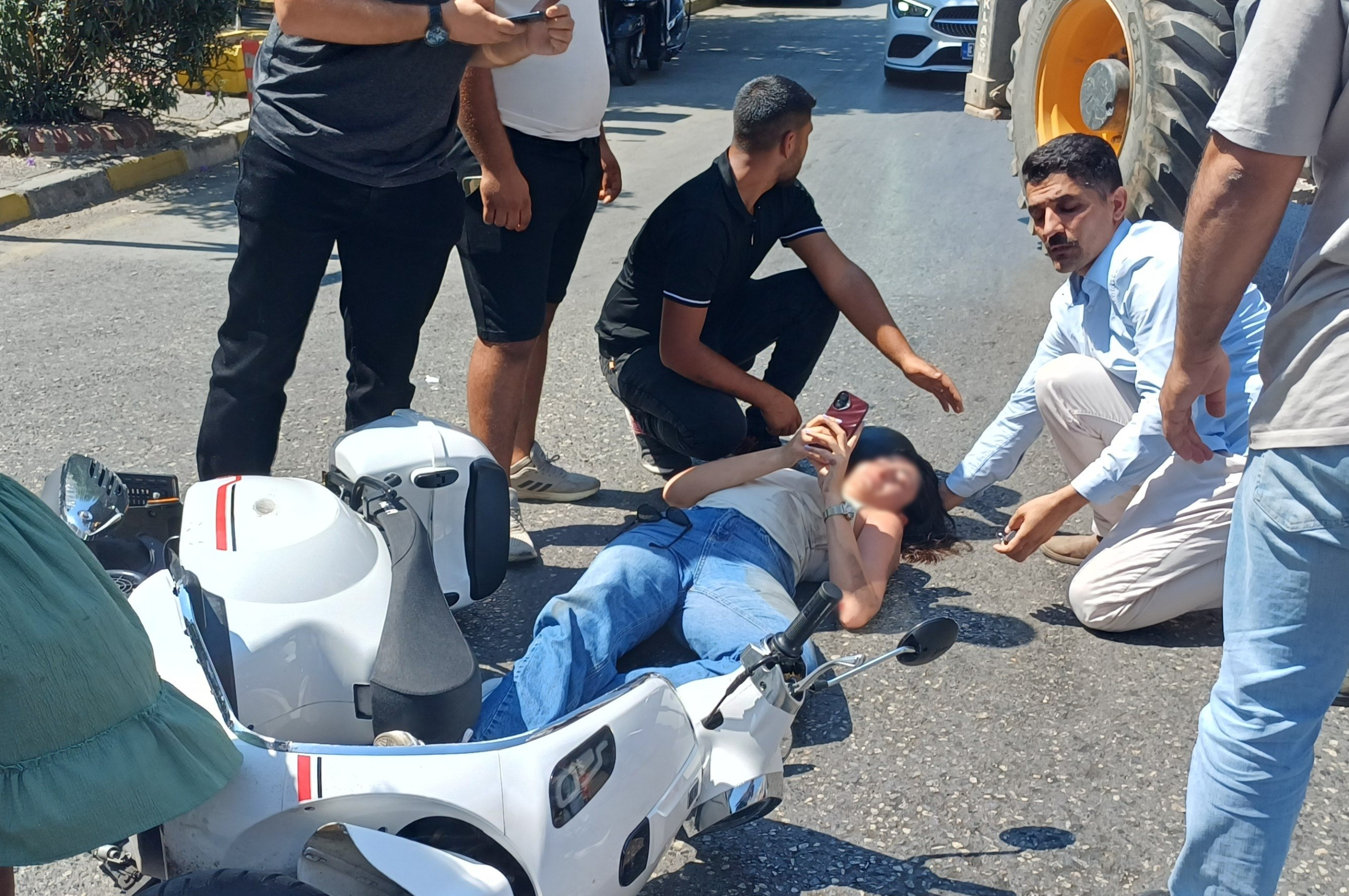 PANİK FREN YAPAN MOTOSİKLET SÜRÜCÜSÜ 3 METRE SÜRÜKLENDİ
