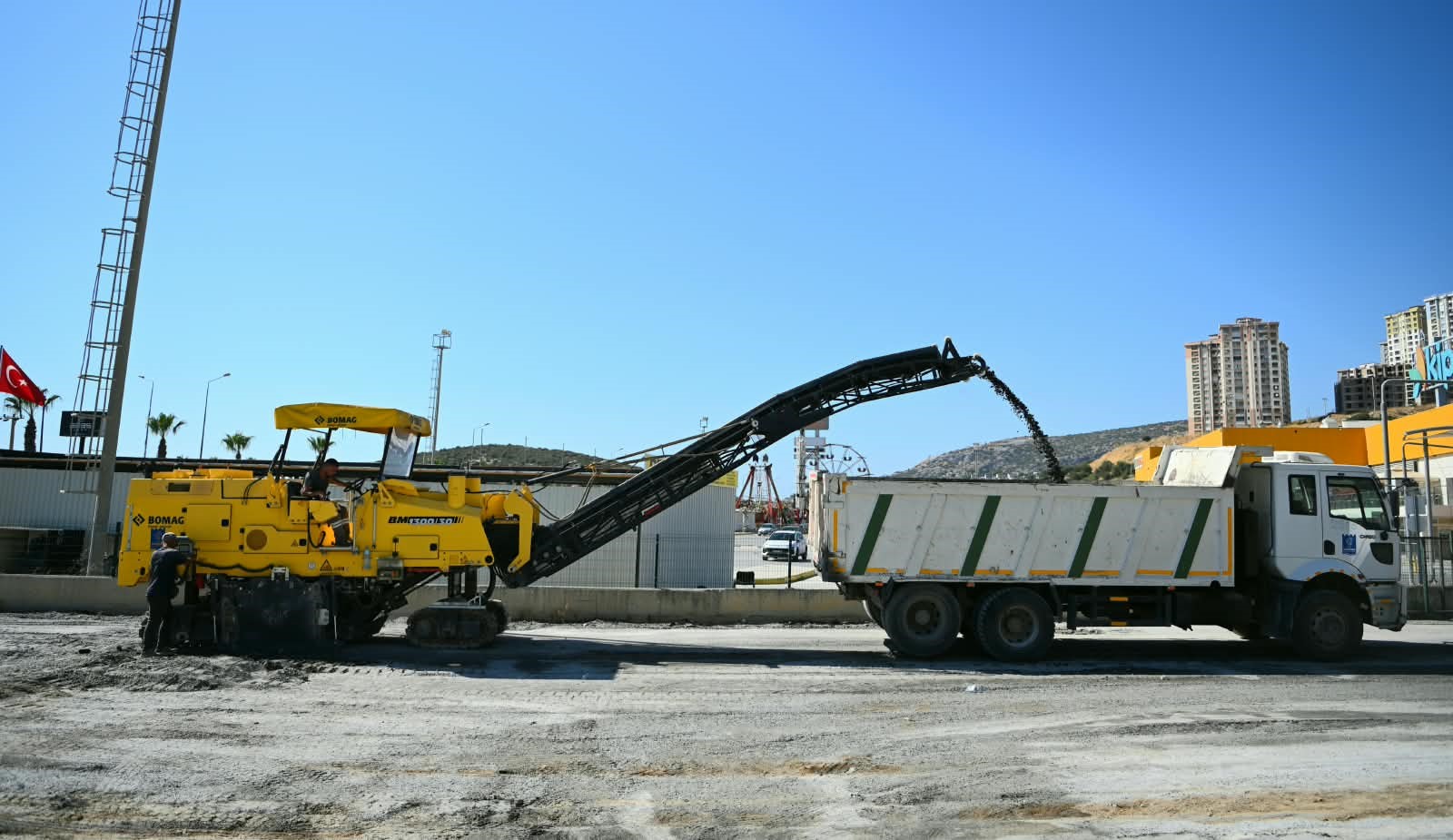 DEĞİRMENDERE'DE YOLLAR YENİLENİYOR