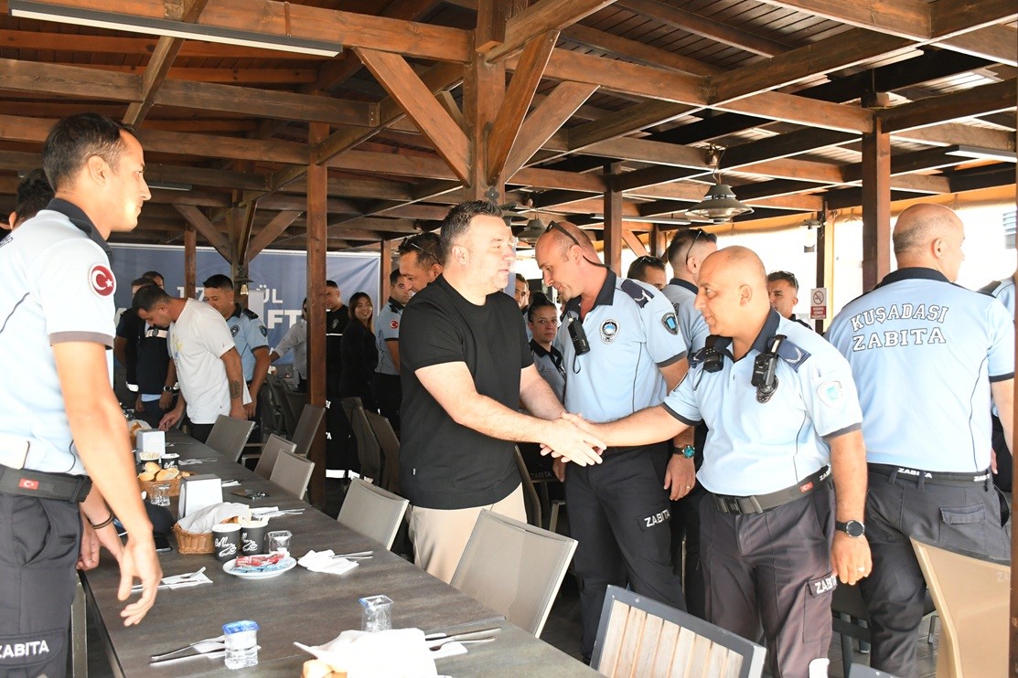 KUŞADASI'NDA ZABITA TEŞKİLATININ 200'ÜNCÜ YILI KUTLANDI BAŞKAN VEKİLİ DEMİRTAŞ: "MESAİ ARKADAŞLARIMLA GURUR DUYUYORUM"