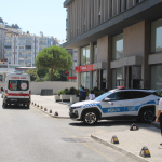 APARTMANIN MERDİVENLERİNDEN DÜŞEN YAŞLI ADAM HASTANELİK OLDU