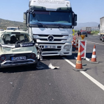 TIR, OTOMOBİLE ARKADAN ÇARPTI: 3 YARALI