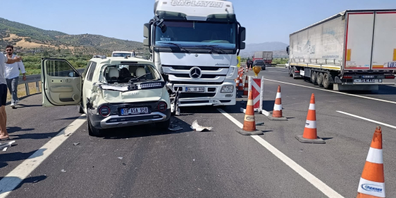 Tır, otomobile arkadan çarptı: 3 yaralı..