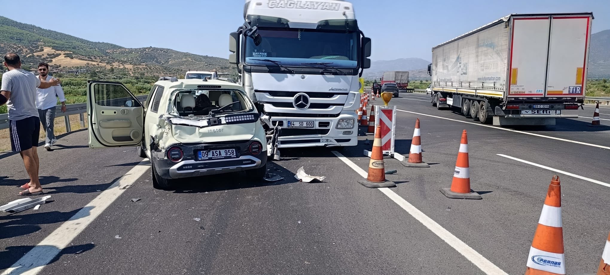 TIR, OTOMOBİLE ARKADAN ÇARPTI: 3 YARALI