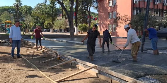 Yenipazar’da spor alanı ve cadde çalışmaları sürüyor..