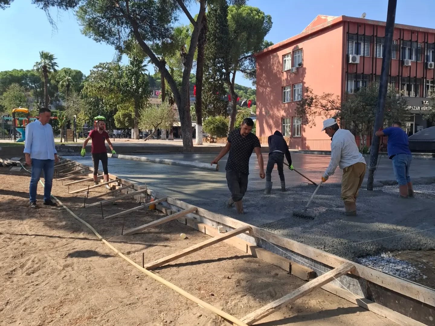 YENİPAZAR'DA SPOR ALANI VE CADDE ÇALIŞMALARI SÜRÜYOR