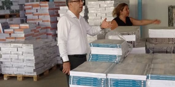 Efeler’de ders kitapları öğrencilerin sıralarındaki yerini almaya başladı..