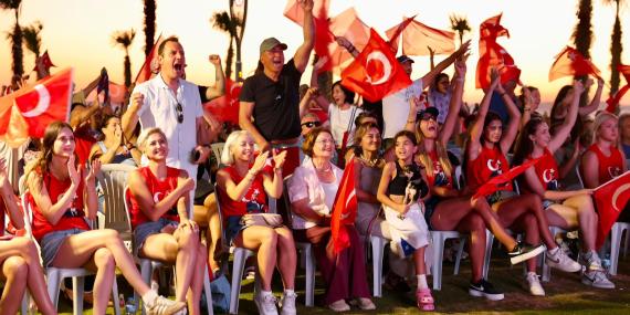 Başkan Gençay, filenin sultanlarının şampiyonluk coşkusunu vatandaşlarla birlikte yaşadı..