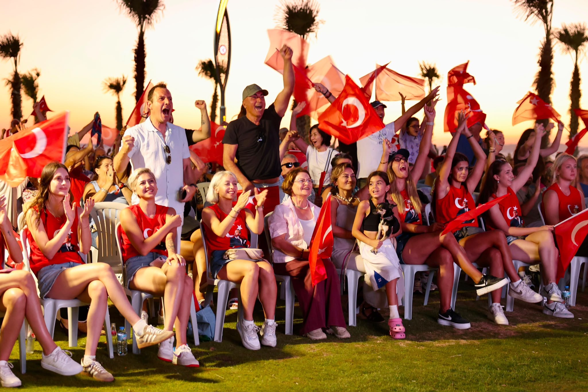 BAŞKAN HATİCE GENÇAY, FİLENİN SULTANLARININ ŞAMPİYONLUK COŞKUSUNU HALKLA BİRLİKTE YAŞADI
