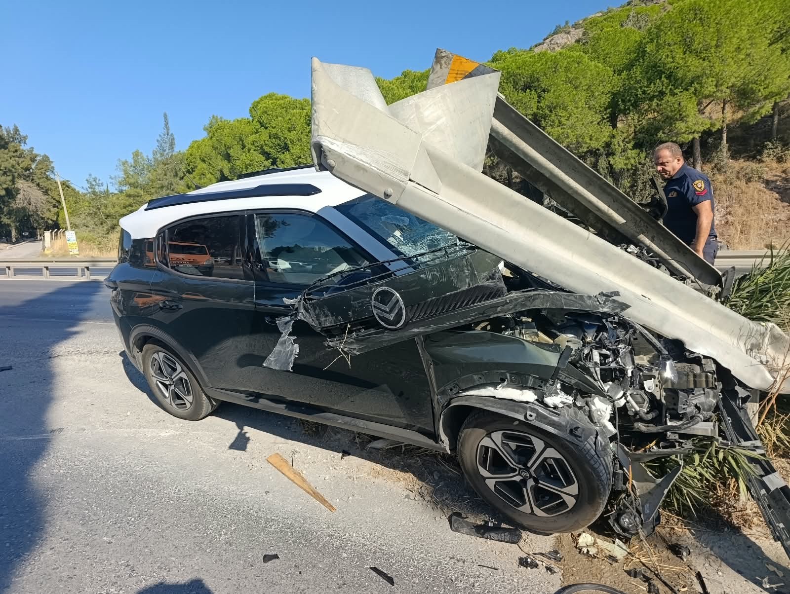 SÖKE'DE OTOMOBİL BARİYERE ÇARPTI: 1 YARALI