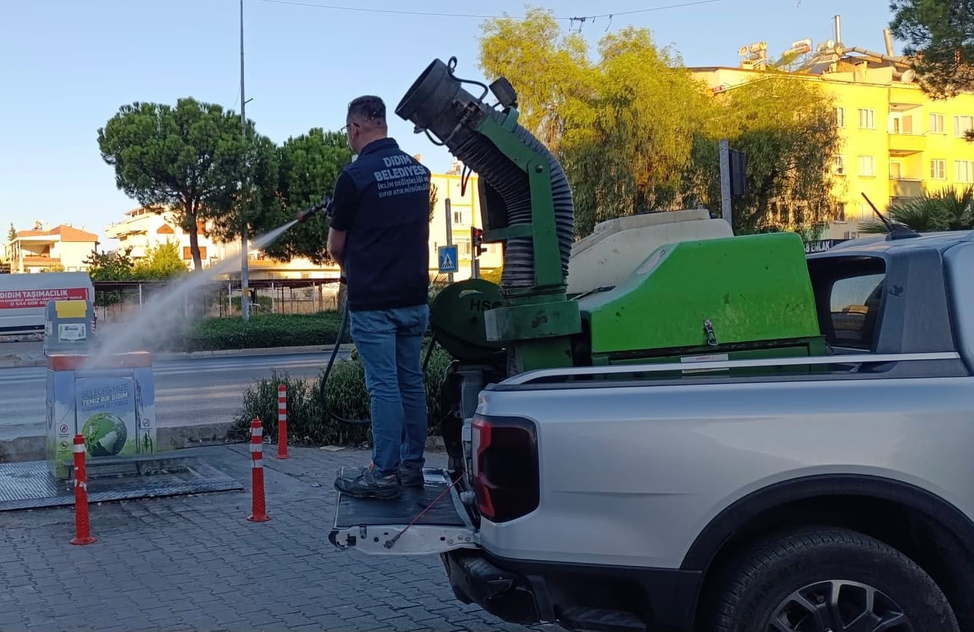 DİDİM'DE ÇÖP KONTEYNERLERİ VE ÇÖP KUTULARI DÜZENLİ OLARAK İLAÇLANIYOR
