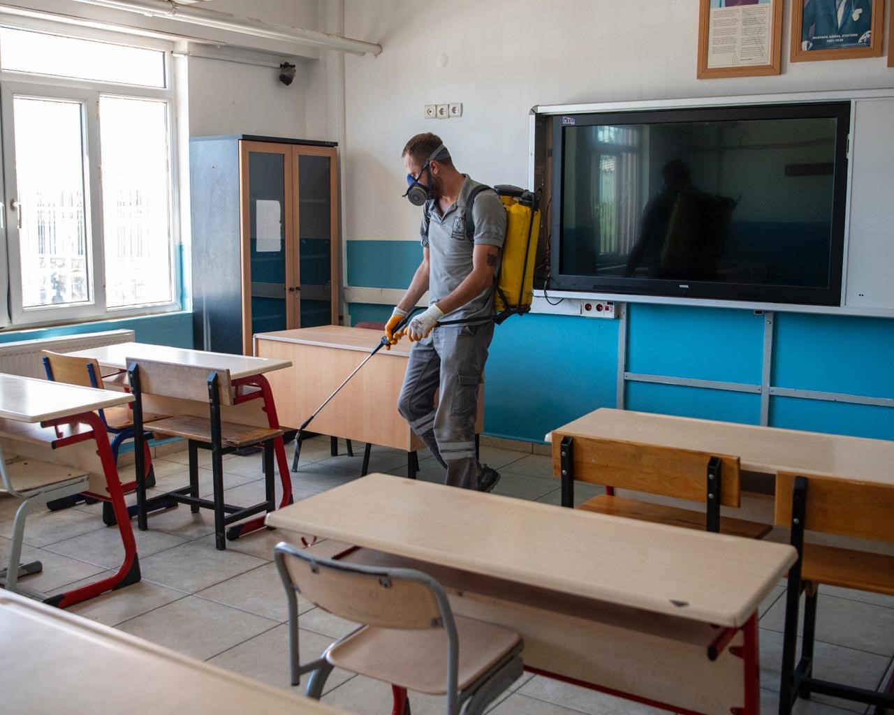 KUŞADASI'NDA OKULLAR YENİ EĞİTİM YILI ÖNCESİ İLAÇLANDI