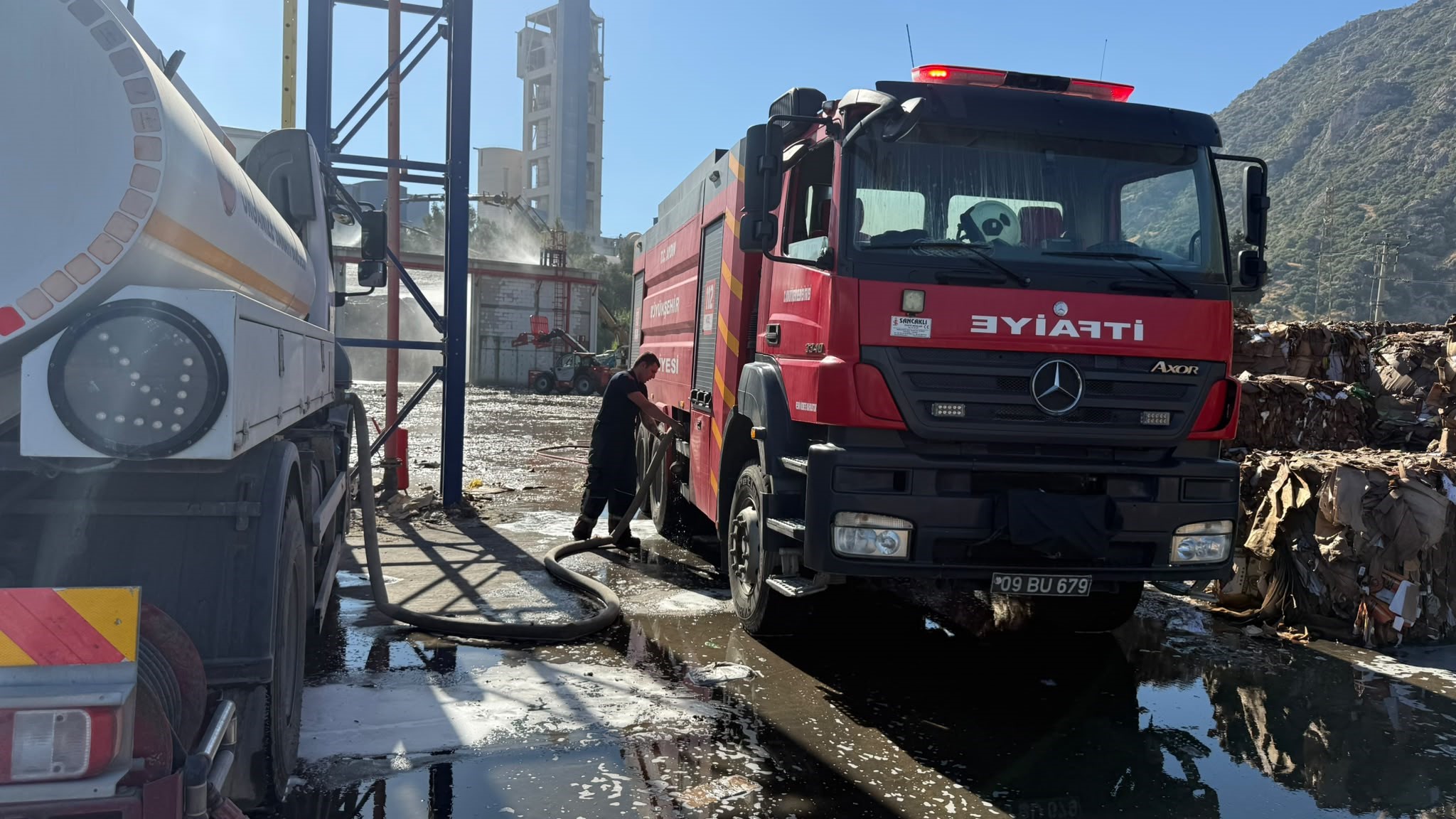SÖKE'DEKİ KAĞIT FABRİKASI YANGININA İTFAİYEDEN HIZLI MÜDAHALE