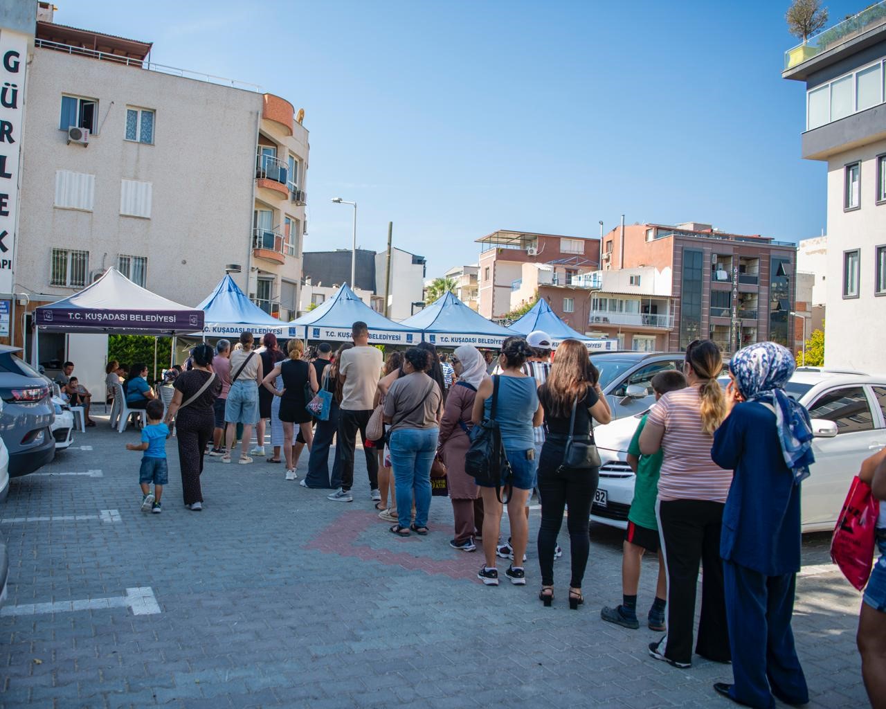 KUŞADASI BELEDİYESİ'NDEN ÖĞRENCİLERE KIRTASİYE DESTEĞİ