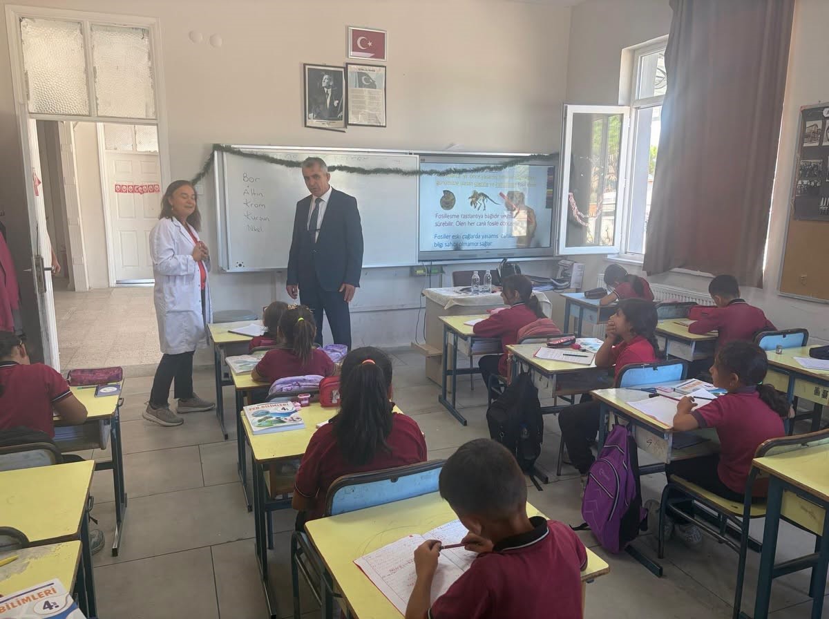 SÖKE İLÇE MİLLİ EĞİTİM MÜDÜRÜ UĞURLU, ÖĞRENCİLERİN YENİ DÖNEM HEYECANINA ORTAK OLDU