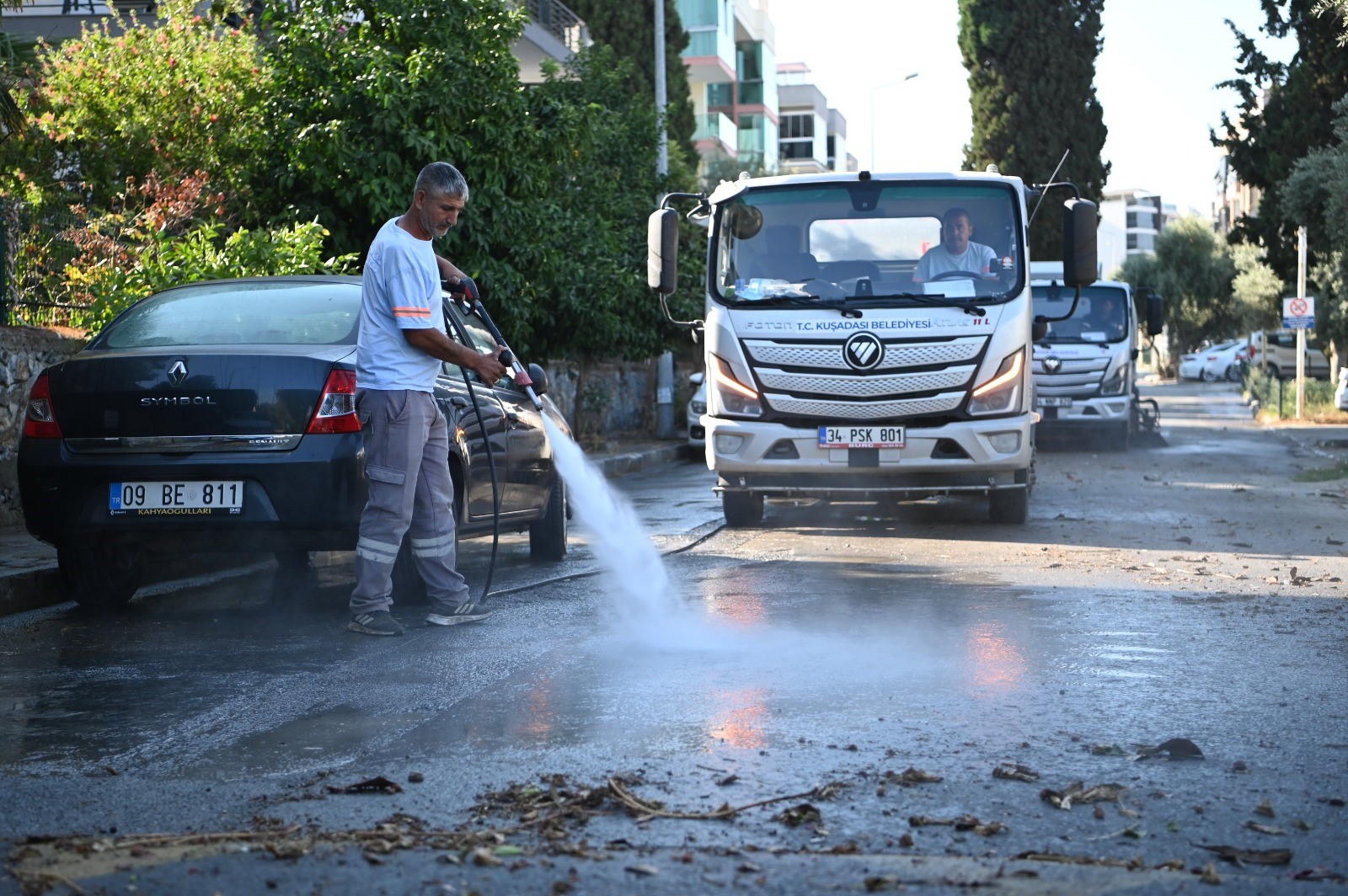 KUŞADASI BELEDİYESİ TEMİZLİK EKİPLERİ ÇALIŞMALARINI SÜRDÜRÜYOR