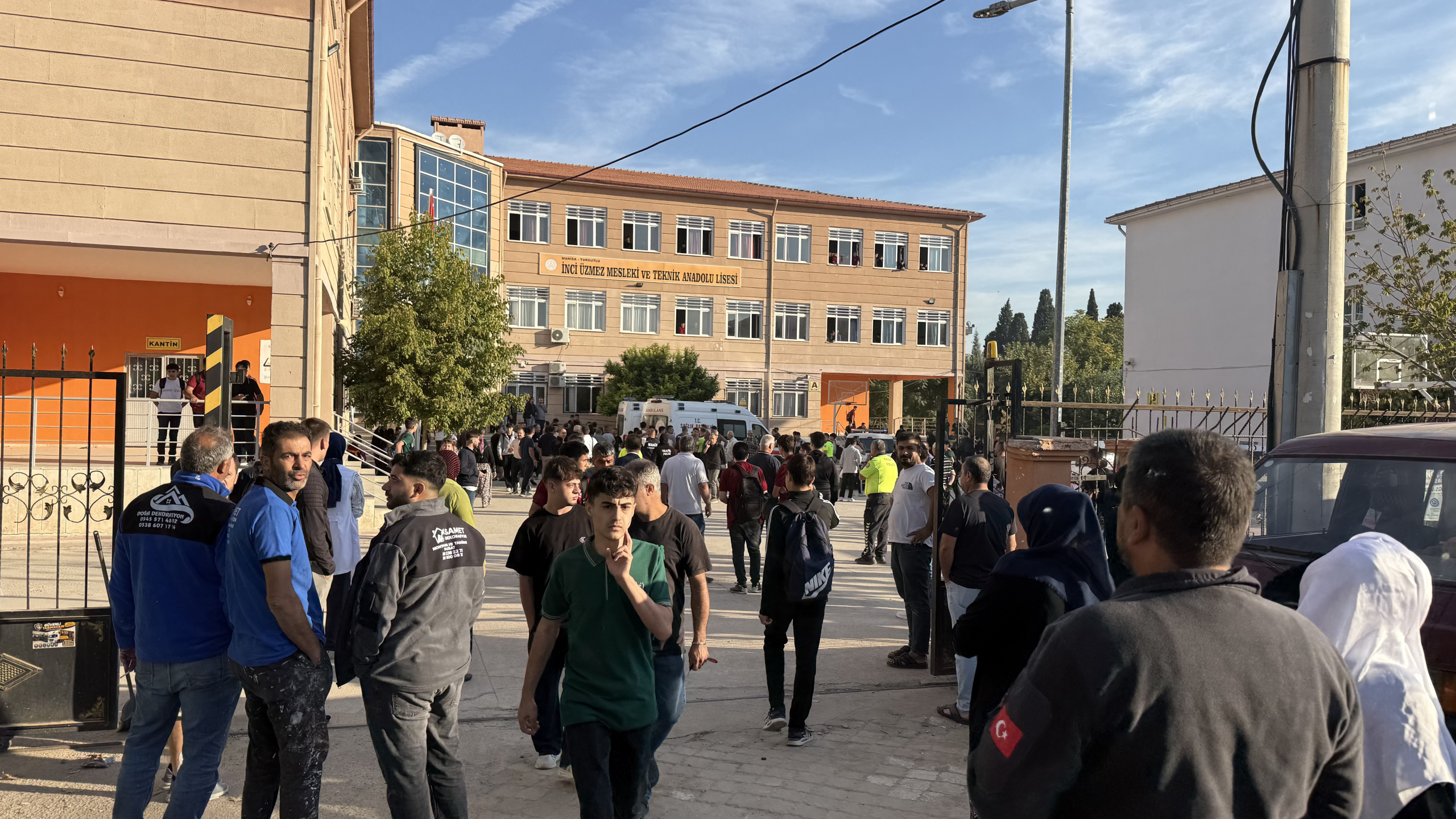 MANİSA'DA OKUL ÖNÜNDE SİLAHLI SALDIRI: 2 YARALI SALDIRGAN YAKALANIRKEN, SALDIRGANIN GELİŞ VE KAÇIŞ ANLARI GÜVENLİK KAMERASINA YANSIDI